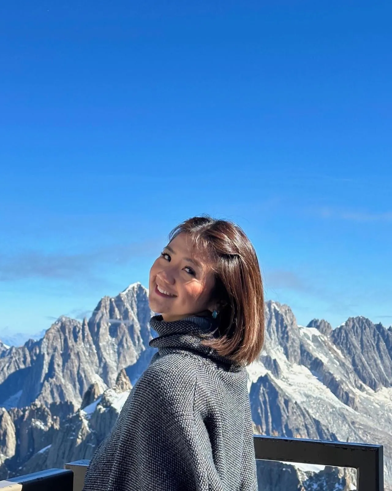 Kezia Konikoff above Chamonix